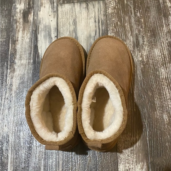 UGG Australia Chestnut Boots - Picture 4 of 6